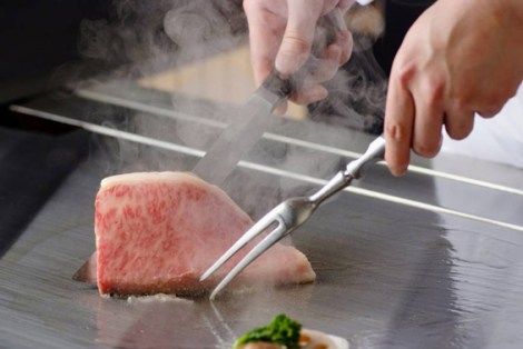 A Kira Honten chef cooks Saga beef in front of diners.