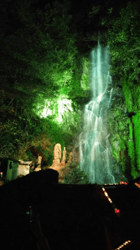 The Kiyomizu falls are illuminated for the occasion. Photo credit Lera 